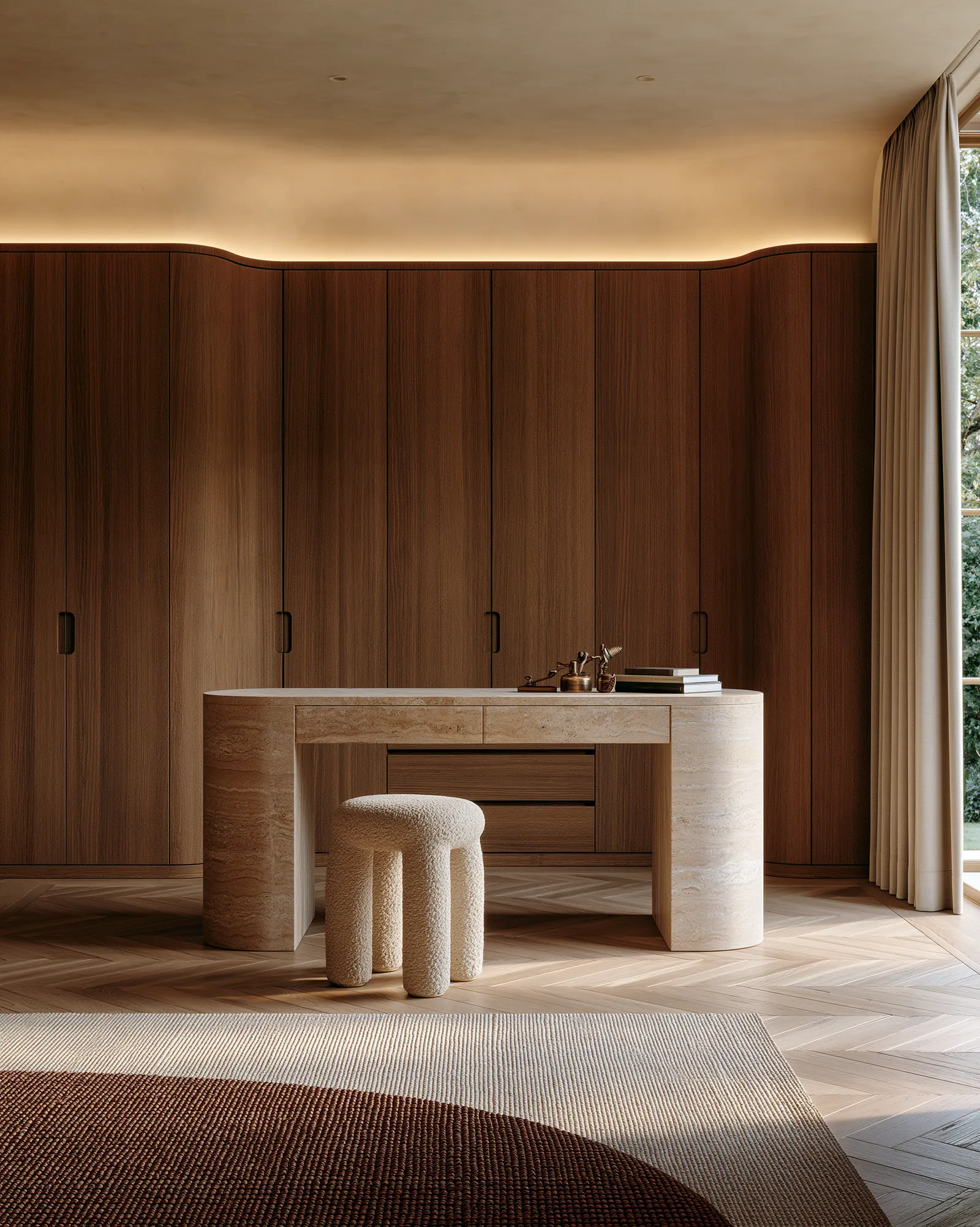 Vestidor con carpintería de madera oscura de suelo a techo, una isla monolítica de travertino y un vano en arco abierto al paisaje